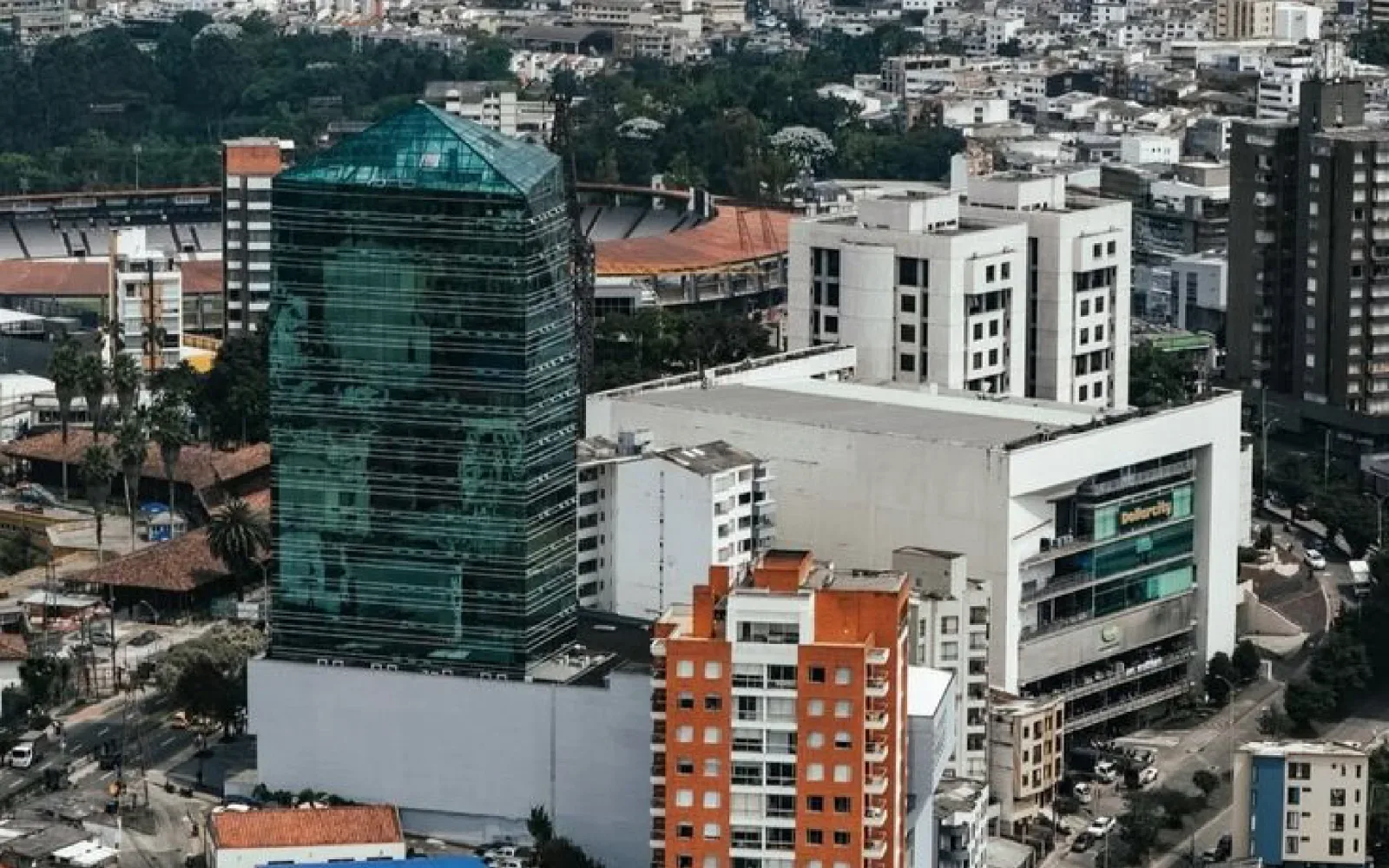 Vista aérea de edificios de una ciudad rodeada de montañas.
