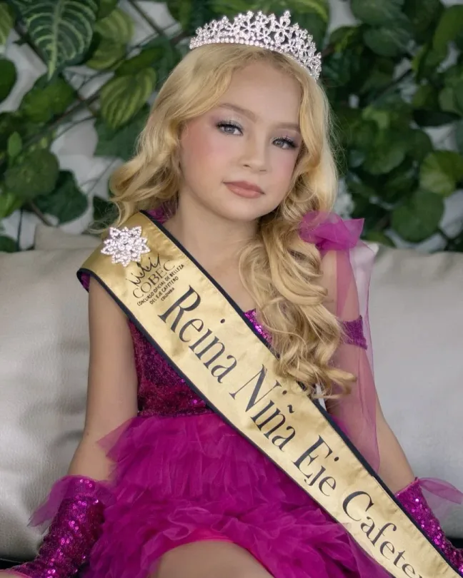 Maquillaje suave para una niña reina de belleza con corona y banda de «Reina Niña Eje Cafetero».
