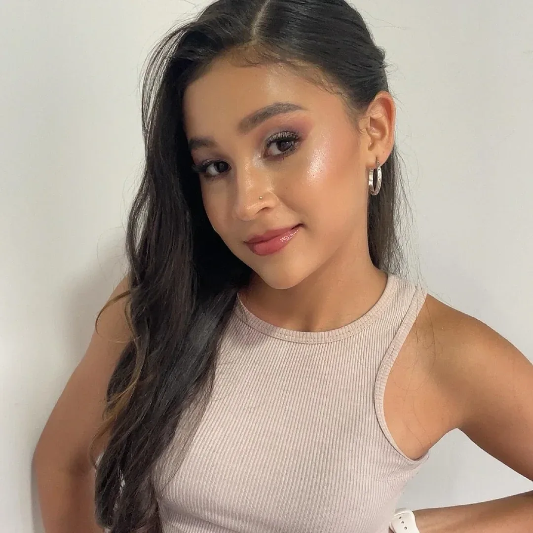 Maquillaje social luminoso de NilleCruz: piel radiante con iluminador, sombra rosada y labios en tono rosa.